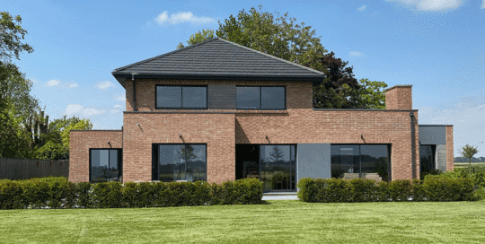 construction semi cubique en briques et toiture 4 pans