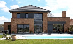 maison semi-cubique en briques et tuiles noires