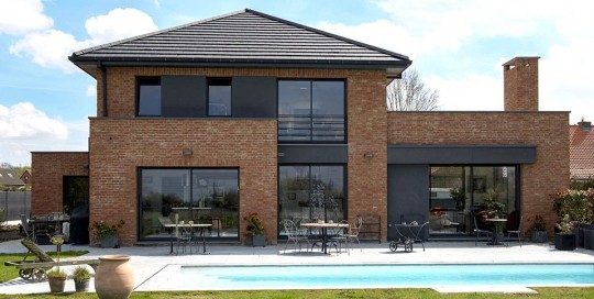 maison semi-cubique en briques et tuiles noires