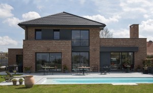maison semi-cubique en briques et tuiles noires