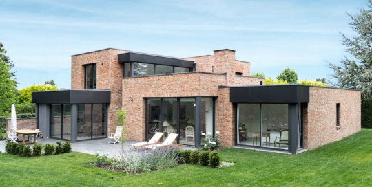 maison cubique en briques avec patio