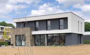 maison cubique enduit et pierre