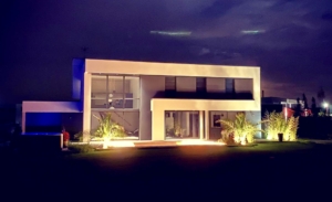 Maison cubique vue de nuit golf de Mérignies