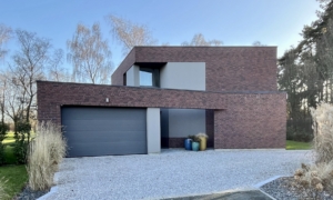 maison cubique en, briques sur terrain anguleux