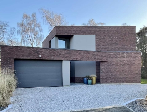Maison cubique en briques sur un terrain anguleux
