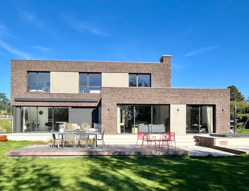 Maison cubique en briques brunes à Bondues