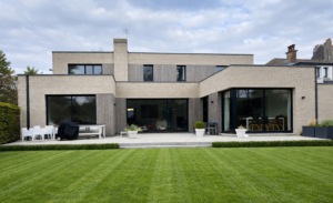 Façade jardin. Construction en brique brune