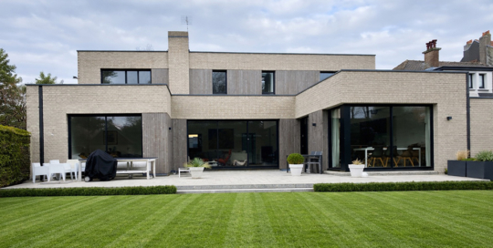 Façade jardin. Construction en brique brune